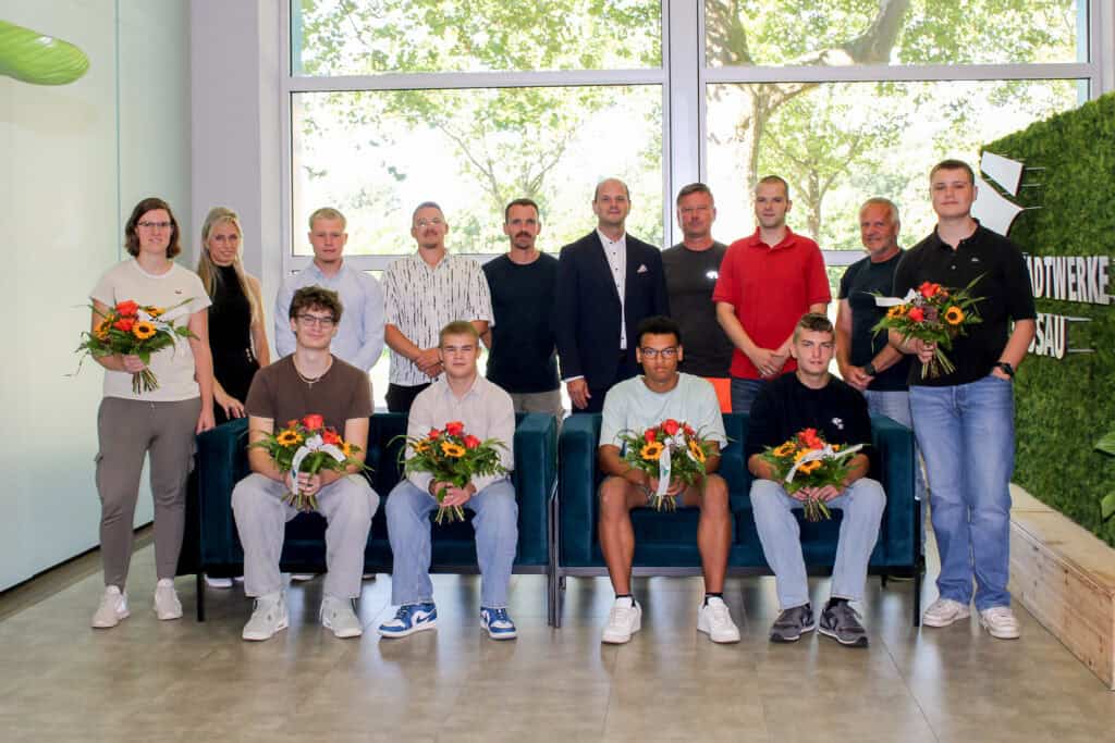 IMG_0956 Gruppenfoto mit Auszubildenden, Dualstudenten und Vorgesetzten