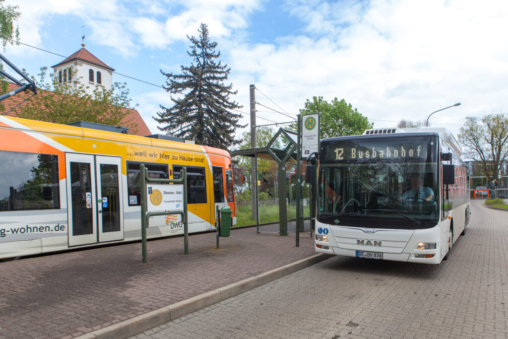 Straßenbahn und Bus stehen an Haltestelle