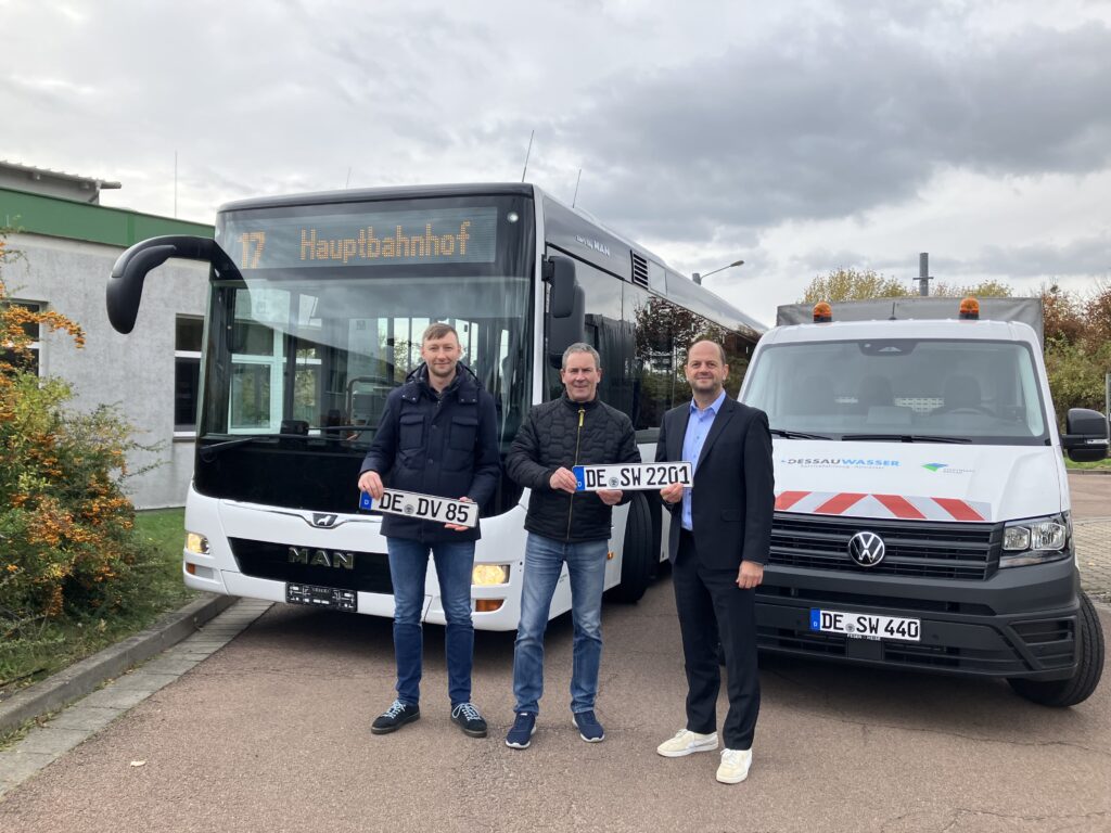 DVG-Geschäftsführer Marco Franke, Fuhrparkmanager Matthias Packebusch und Stadtwerke-Geschäftsführer Dino Höll