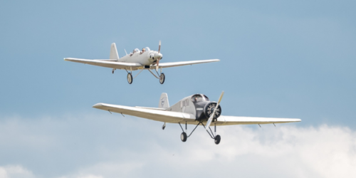 Zwei Flugzeuge am Himmel