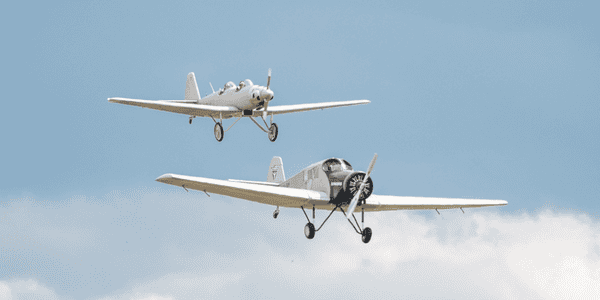 Zwei Flugzeuge am Himmel