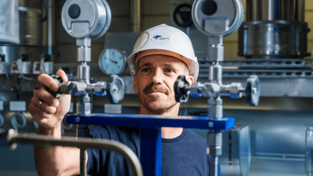 Ein Mitarbeiter im Kraftwerk