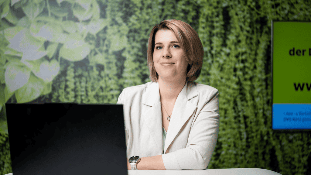 Eine Mitarbeiterin im Kundenservice