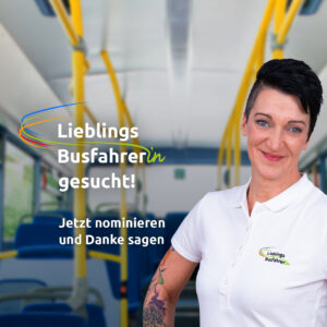 Frau in einem Bus die aufruft den oder die LieblingsbusfahrerIn zu nominieren