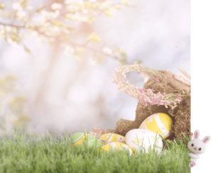 Osterkorb mit Ostereiern und einemversteckten Osterhasen