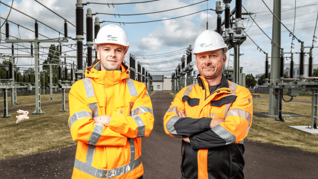 Zwei Obermonteure vor dem Umspannwerk