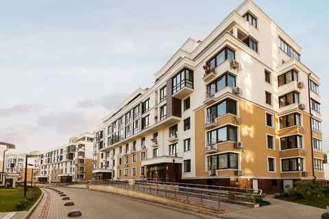 Zeitgenössisches Apartmentgebäude in Dessau mit großen Fenstern und Balkonen.