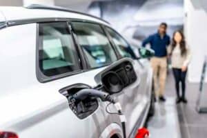 Elektroauto wird an Ladestation in Dessau aufgeladen, umweltfreundliche Mobilität.