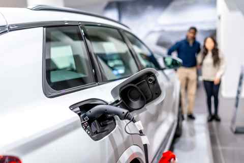 Elektroauto Ladestation in Dessau Elektroauto wird an Ladestation in Dessau aufgeladen, umweltfreundliche Mobilität.