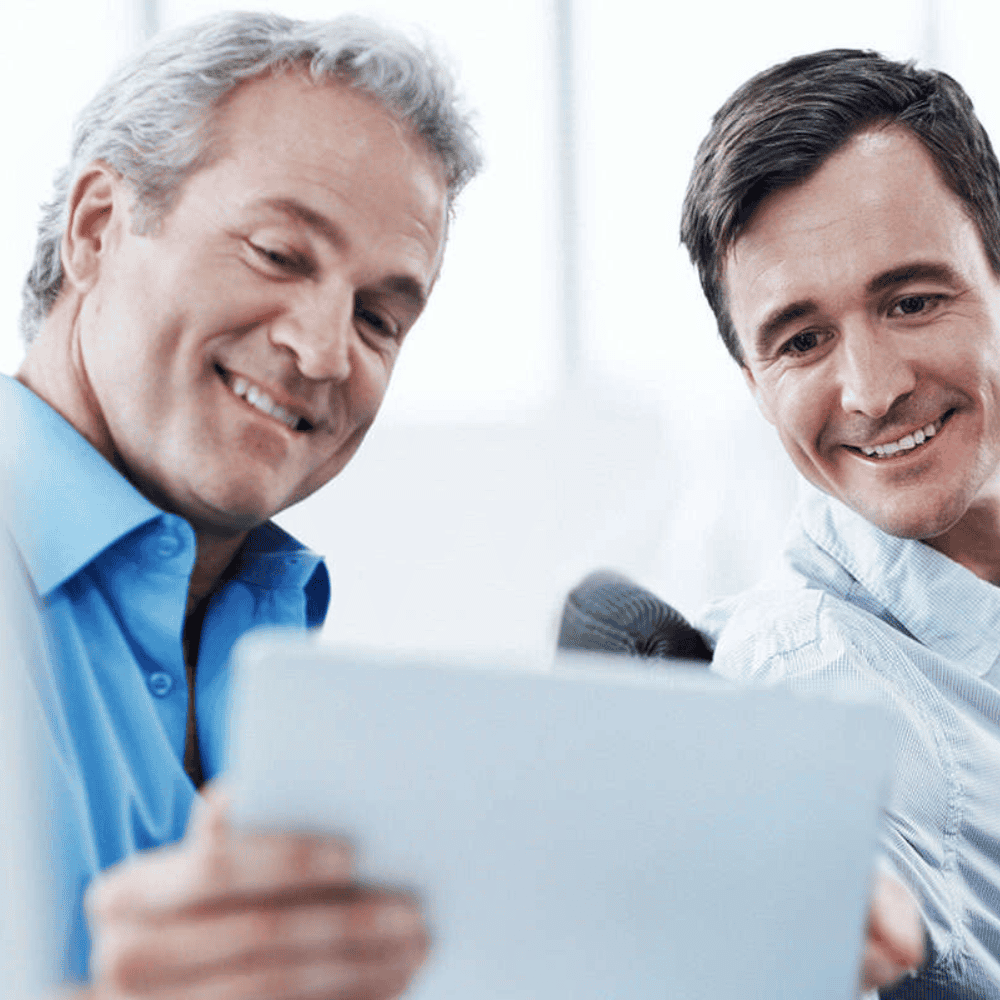 Geschäftskunden Zwei Männer schauen auf ein mobiles Endgerät