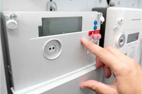 Energiezähler in einem Haushalt Energiezähler mit digitalem Display und Bedienknopf.