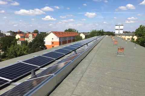 Dach mit Solaranlagen in Dessau Dach mit Solarpanelen in Dessau, nachhaltige Energiequelle.