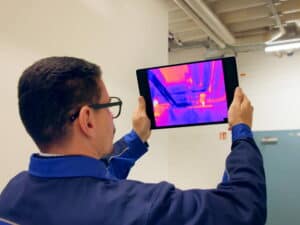 Ein Mann benutzt ein Infrarot-Gerät in einem Gebäude