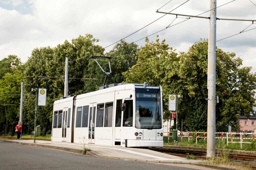 Straßenbahn an Haltestelle