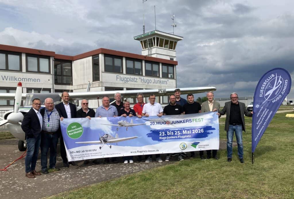 Mitglieder Flugplatzstammtisch beim Pressetermin