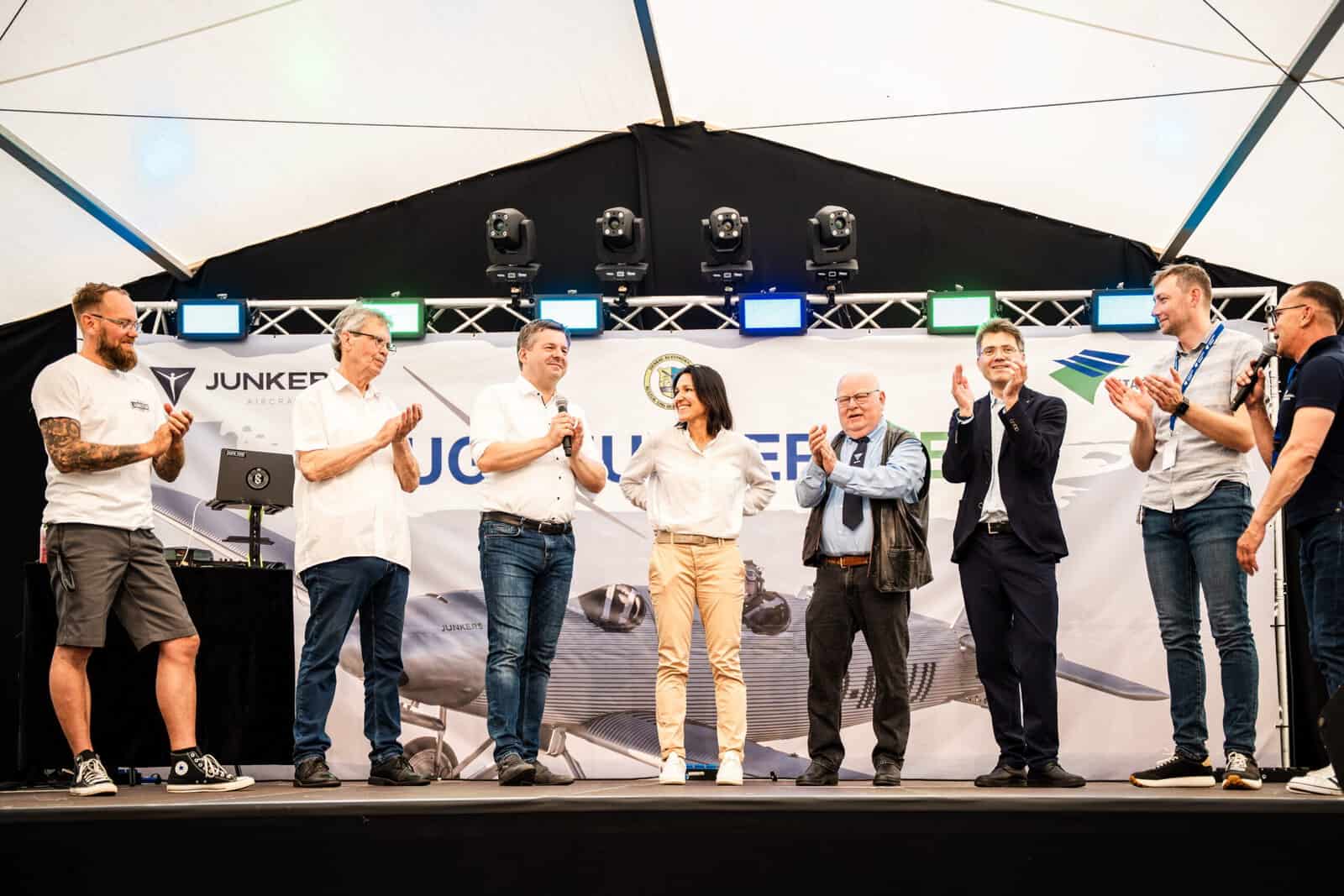 Das Organisationsteam eröffnet gemeinsam mit Ministerpräsident Sven Schulze und Charlotte Junkers auf der Bühne das 20. Hugo-Junkers-Fest