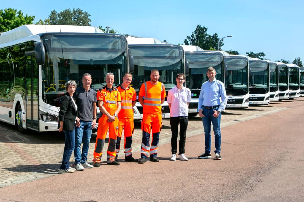 Mitarbeiter der DVG vor neuen Erdgasbussen