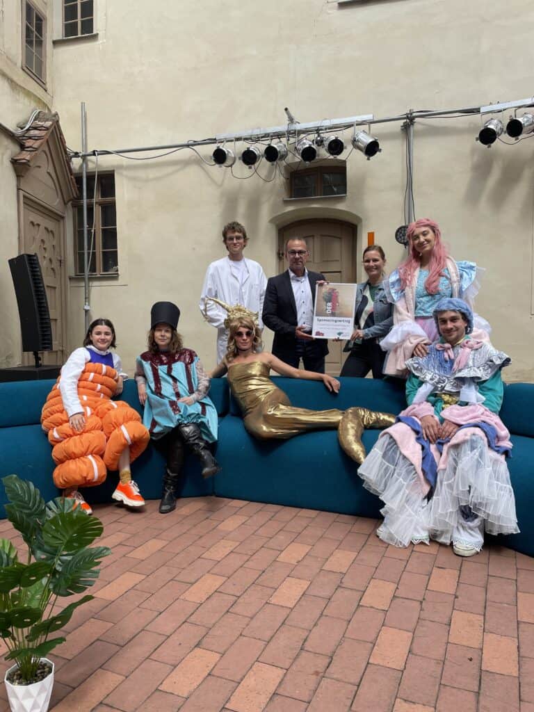 Mitarbeiter der Stadtwerke und das Ensemble vom BURGTHEATERSOMMER