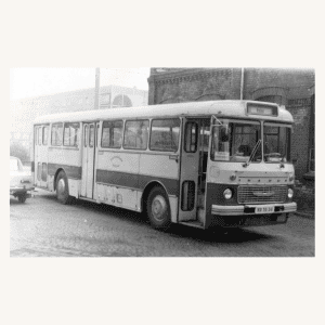 Alter Bus in Dessau, 100 Jahre Omnibusverkehr, historische Stadtansicht.