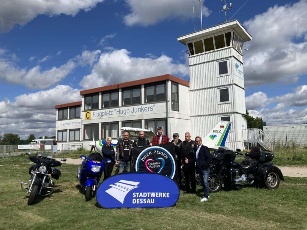 Flugplatz Hugo Junkers in Dessau mit Gruppen von Motorradfahrern.