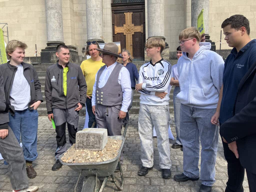 Traditionelle Staffelstein-Übergabe im Mausoleum Dessau: Zehntes FSJ-Team über-nimmt Restaurierungsarbeiten