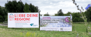 Werbetafeln in Dessau für regionale Projekte und Internet für die Waldesiedlung.
