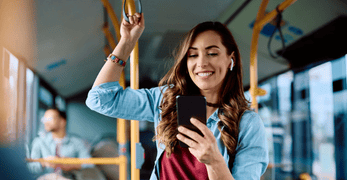 aktionsseite_dvggo_347x180 Eine Frau fährt im Bus mit und schaut auf ihr Handy
